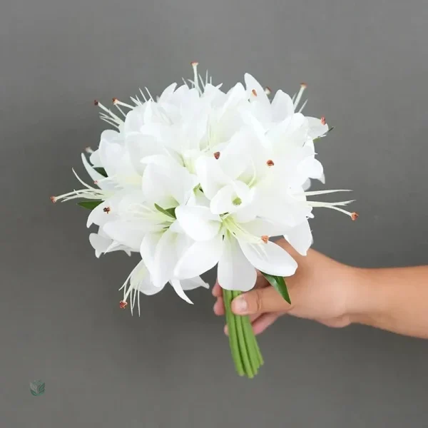 Bouquet de lys synthétiques, décoration intérieure raffinée