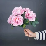 Bouquet décoratif de pivoines colorées
