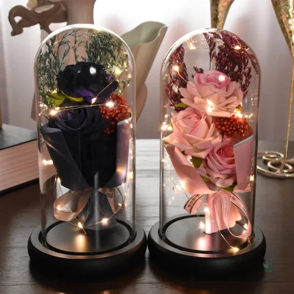 Roses éternelles présentées sous une cloche élégante