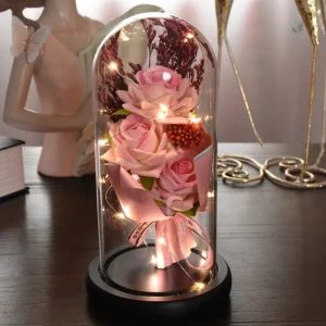 Bouquet de roses préservées sous une cloche décorative