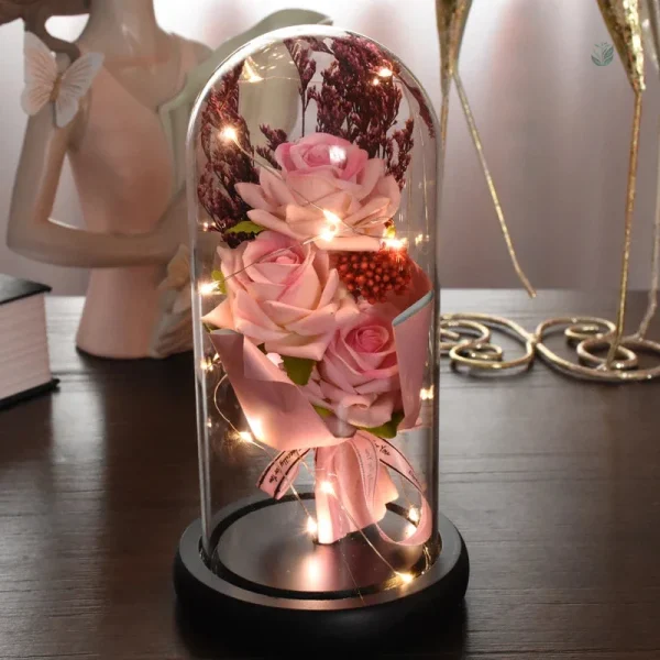 Bouquet de roses préservées sous une cloche décorative