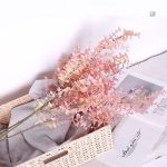Décor en eucalyptus rose pour ambiance naturelle