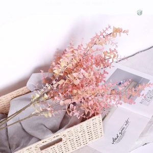 Décor en eucalyptus rose pour ambiance naturelle