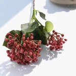 Branche décorative avec baies colorées en matériau synthétique