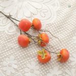 Branche artificielle avec fruits de kaki