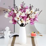Branche de Magnolia en fleurs, style naturel sans entretien