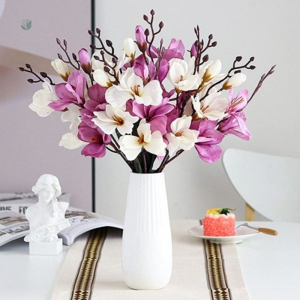 Branche de Magnolia en fleurs, style naturel sans entretien