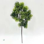 Détails d'une branche de pin synthétique, idéale pour la décoration