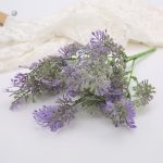 Branche de verdure artificielle pour embellir l'espace