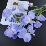 Accessoire décoratif : branche d'iris stylisée