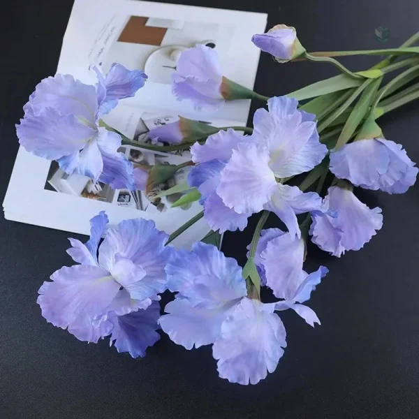 Accessoire décoratif : branche d'iris stylisée