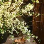 Branche de fleurs synthétiques pour un look naturel