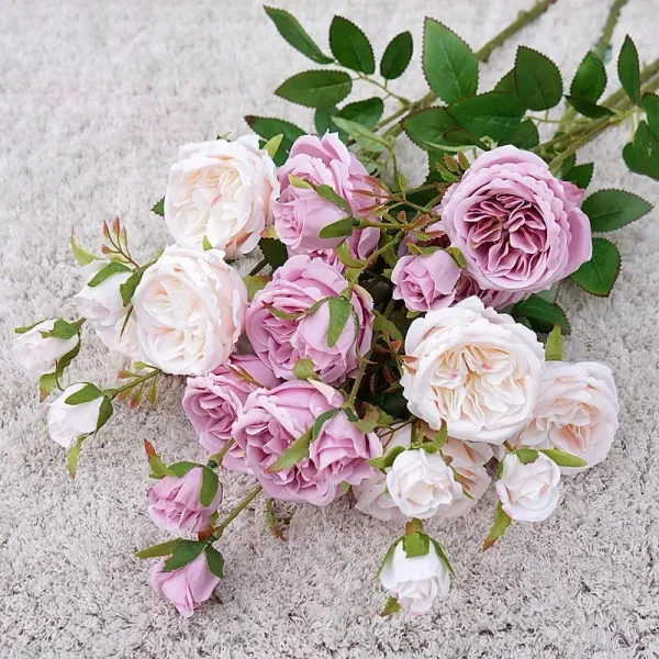 Branche de roses artificielles en décoration florale