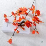 Branches décoratives aux couleurs automnales chaleureuses