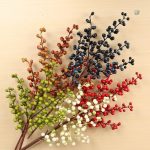 Accessoire de décoration avec baies rouges en plastique