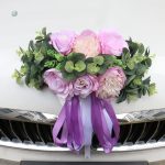 Accessoire floral chic pour voiture de noces