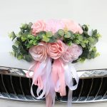 Capot décoré avec fleurs pour mariage