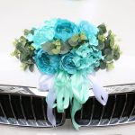 Élégance florale sur capot de voiture de mariage