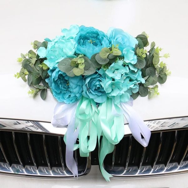 Élégance florale sur capot de voiture de mariage