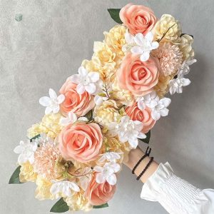 Centre de table avec fleurs artificielles élégantes
