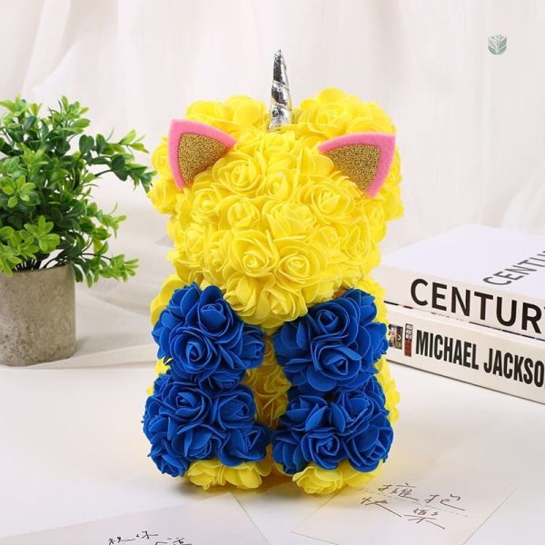 Chat stylisé en roses artificielles colorées
