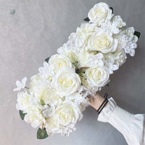 Décoration de mariage avec chemin de table à fleurs élégantes