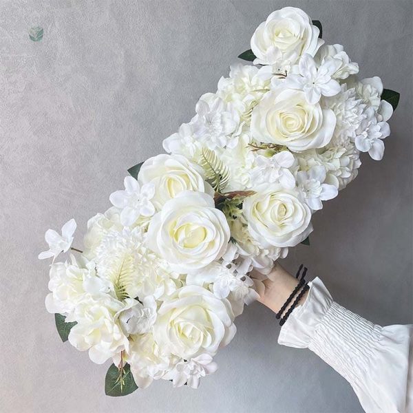 Décoration de mariage avec chemin de table à fleurs élégantes