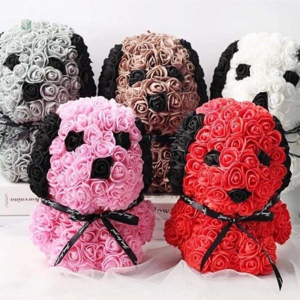 Chien en Roses Éternelles en décoration florale