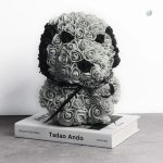 Chien stylisé avec roses éternelles, pièce unique