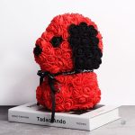 Chien en roses artificielles, symbole d'amour éternel