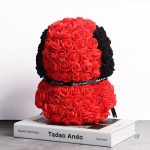Art floral en forme de chien, roses synthétiques