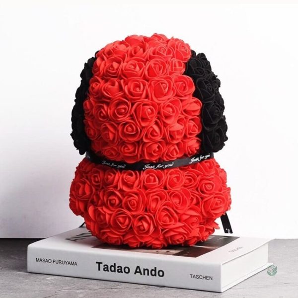 Art floral en forme de chien, roses synthétiques