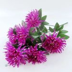 Hommage floral avec chrysanthemum orchidée artificielle