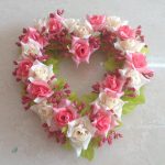 Fleurs artificielles de cimetière en cœur