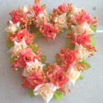 Décoration deuil : cœur de fleurs synthétiques
