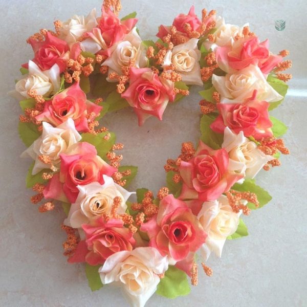 Décoration deuil : cœur de fleurs synthétiques