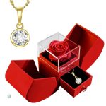 Rose éternelle accompagnée de bijoux