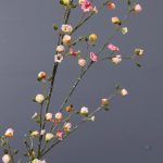 Décoration intérieure avec branches de cognassier artificielles