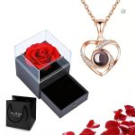 Rose éternelle accompagnée d'un collier unique