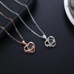Collier avec rose préservée, symbole d'amour