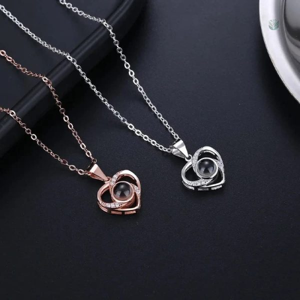 Collier avec rose préservée, symbole d'amour
