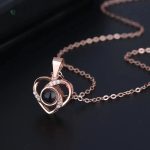 Bijou délicat avec rose éternelle et message
