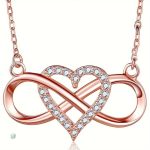 Collier orné d'une rose éternelle pour une touche romantique