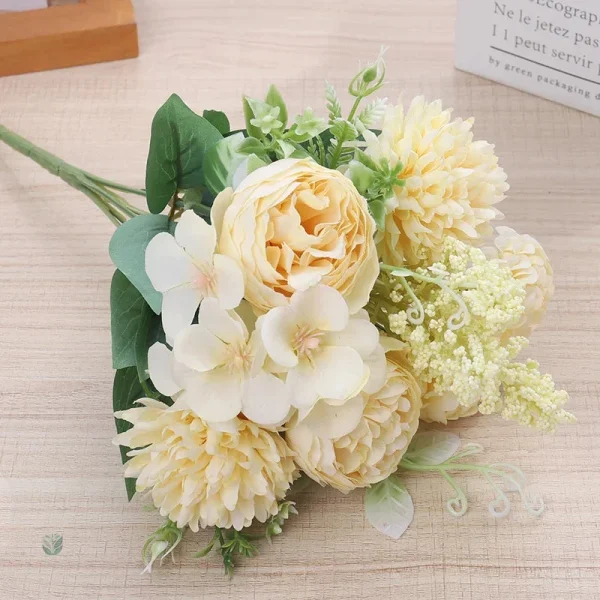 Bouquet artificiel avec couleurs vives et textures variées