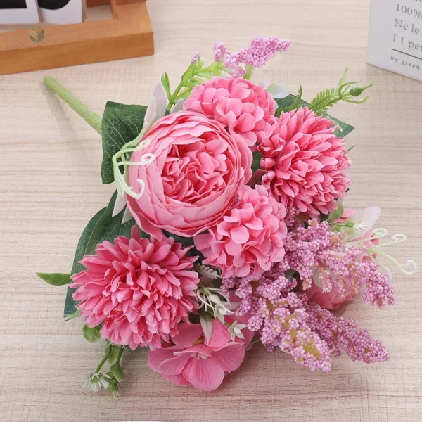 Composition florale en matériaux synthétiques réalistes