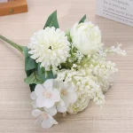 Fleurs artificielles en arrangement chic et moderne