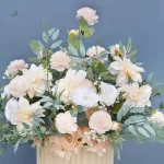 Arrangement floral coloré pour célébrations nuptiales
