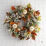 Couronne de fleurs automnales avec des éléments naturels