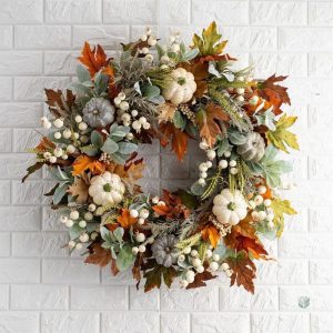 Couronne de fleurs automnales avec des éléments naturels