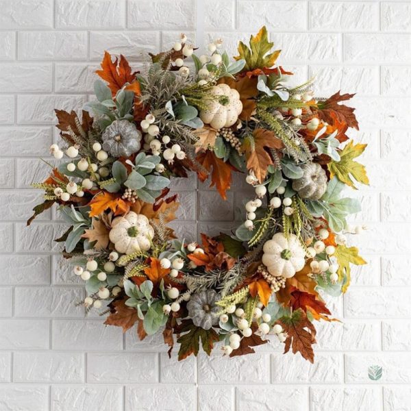 Couronne de fleurs automnales avec des éléments naturels